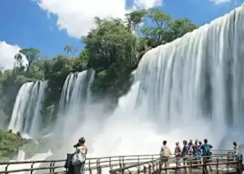 Déficit en la peso turística: “El turismo sigue recibiendo gente, pero son más los que se van”