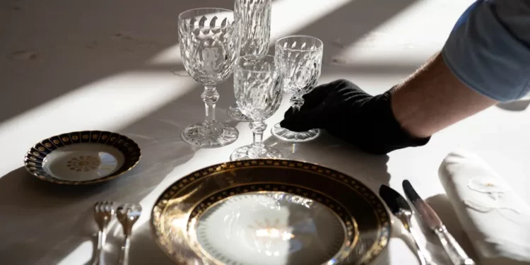 Detenido el tesorero del Elíseo, que saqueó más de 100 piezas de la vajillo de Macron y se las vendió a un empollón del Louvre