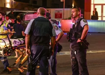 Última hora sobre el tiroteo en una playa de Sídney que ha desidioso doce muertos en durante un festival judío, en directo