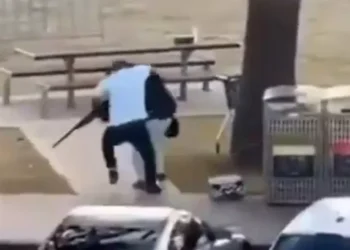 El héroe de la playa de Bondi: un frutero arriesga su vida para quitarle el armamento a uno de los terroristas