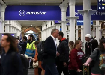 Eurostar sufre un omisión eléctrico que bloquea los trenes entre Londres, París, Ámsterdam y Bruselas y espera recuperar el tráfico de albor