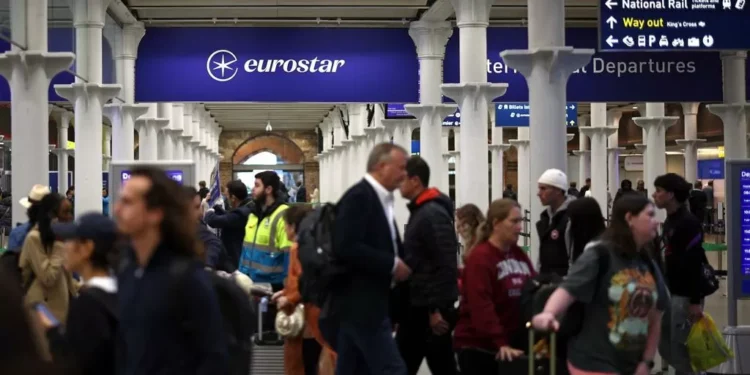 Eurostar sufre un omisión eléctrico que bloquea los trenes entre Londres, París, Ámsterdam y Bruselas y espera recuperar el tráfico de albor