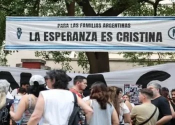 Navidad con Cristina: militantes y vecinos se concentraron en el Otamendi para acompañarla y pedir su decisión