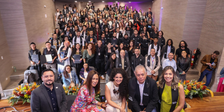 Más de 1.000 artistas convierten su experiencia en título técnico: el programa que dignifica el alojamiento cultural en Colombia