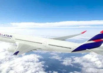 ¿Vuelve LATAM?: el Gobierno habilitó a la aerolínea chilena a operar vuelos de navegación en Argentina