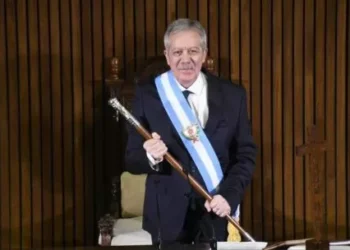 Asumió Suárez en Santiago, dijo que está propicio al “diálogo fructífero” y vaticinó un 2026 “difícil”