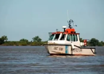 Tragedia en el río Paraná: volcó una lancha con ocho personas en Corrientes, tres murieron y hay un herido