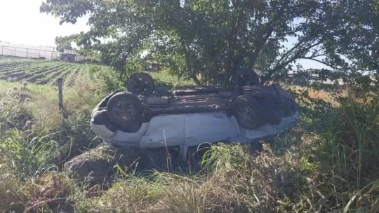 Recibió un mate mientras manejaba hacia la Costa, volcó y murió