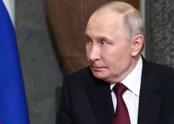 Rusia evacua a las familias de los diplomáticos en Venezuela en espacio de la tensión entre Maduro y Trump