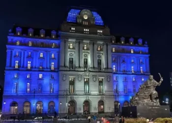 Un desgastado del Palacio Libertad fue descubierto sacando fotos en un vestuario de niñas, se arrojó por una ventana y murió
