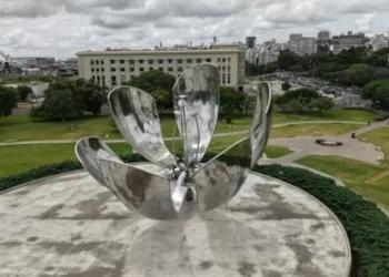 Con una fiesta popular reinauguran la escultura “Floralis Genérica”