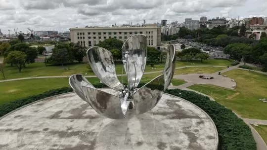 Con una fiesta popular reinauguran la escultura “Floralis Genérica”