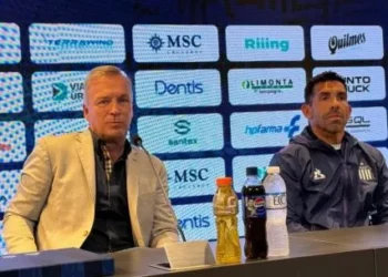 Talleres baraja las cartas para cambiar la mano