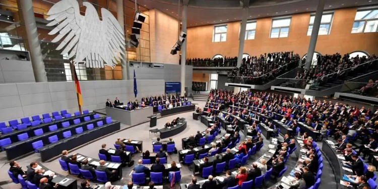 procesado un diputado de AfD por realizar el saludo nazi en el Parlamento alemán