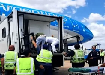 Accidente en Ezeiza: el desplome de un elevador para pasajeros con maniobra reducida dejó seis heridos