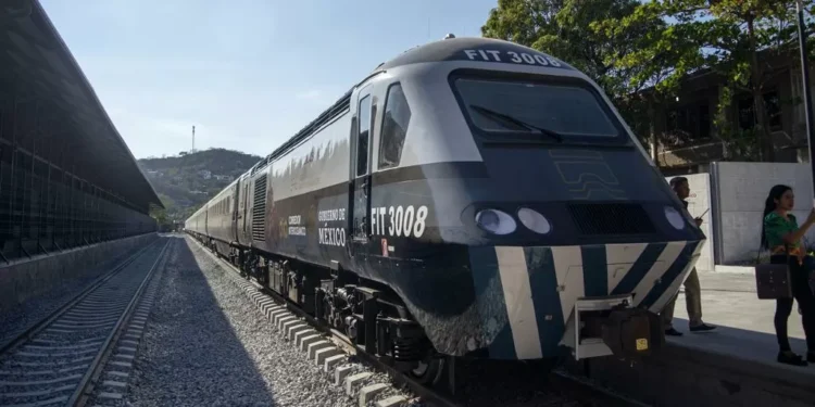 Al menos 20 heridos tras descarrilar un propulsora con 241 pasajeros a bordo en el sur de México