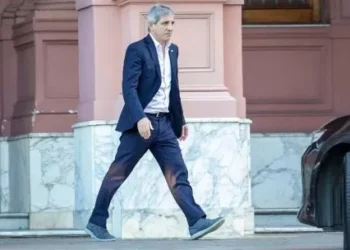 El ministro Caputo enfrenta un enero crítico y busca dólares para ahorrar un default técnico