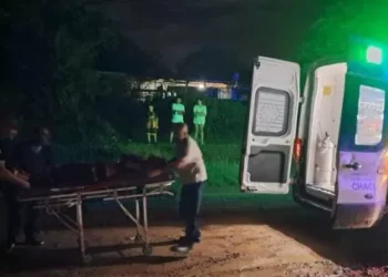 Un adolescente terminó grave tras un disparo mientras manipulaba un arma junto a un compadre