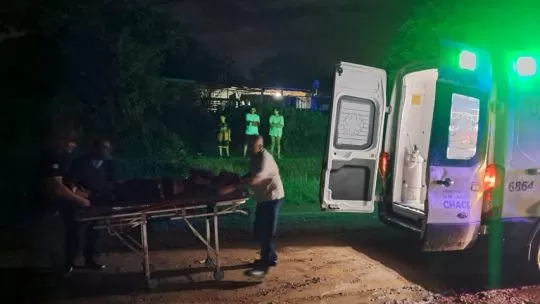 Un adolescente terminó grave tras un disparo mientras manipulaba un arma junto a un compadre