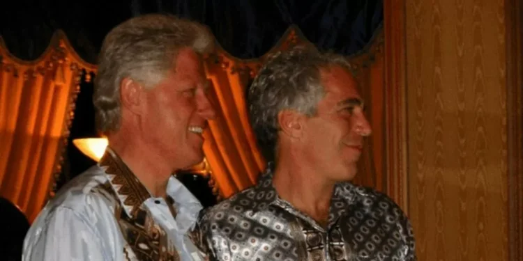 Clinton acusa a la habitáculo Blanca de usarlo como chivo expiatorio tras la difusión de fotos con Epstein
