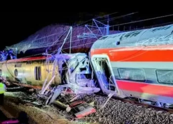 España en conmoción: descarrilaron dos trenes de alta velocidad y murieron al menos 21 personas