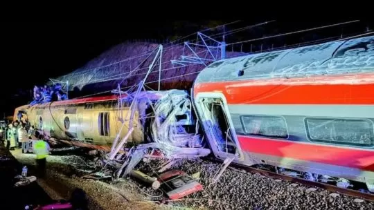 España en conmoción: descarrilaron dos trenes de alta velocidad y murieron al menos 21 personas