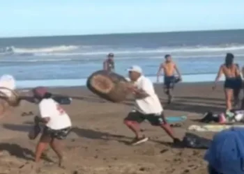 Piñas, canastos y turistas en fuga: violenta altercado entre churreros alteró una playa de Mar Azul