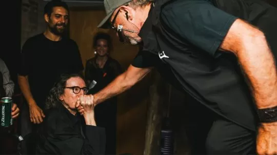 Charly García apareció en el Festival Medio y Medio para gozar a León Gieco