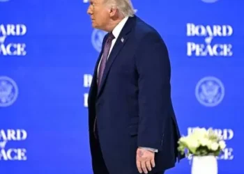 Aspirinas, maquillaje y versiones cruzadas: el enigma de los nuevos moretones de Donald Trump