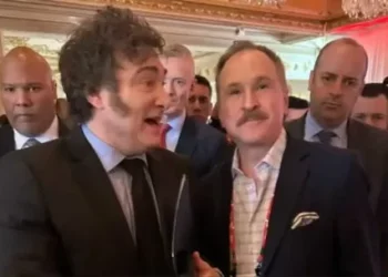 El embajador estadounidense Peter Lamelas se reunió con Santiago Caputo en medio de la crisis jurisdiccional