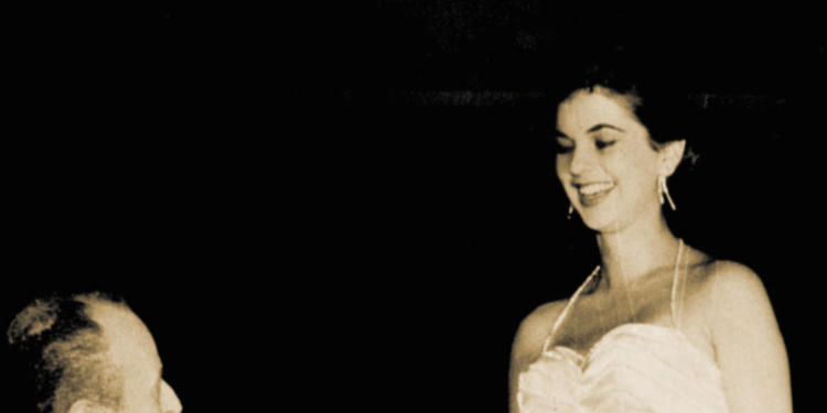 Luz cuadro relata cómo fue elegida Miss Universo / Cubrimiento del triunfo de la reina de belleza en 1958