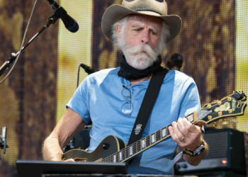 Muere Bob Weir, guitarrista, vocalista y cofundador de los Grateful Dead, famosos por su rasgueo en los años 60