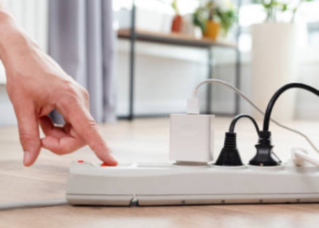 desatender el cargador enchufado sin el celular: el consumo invisible que puede afectar su bolsillo y sus dispositivos