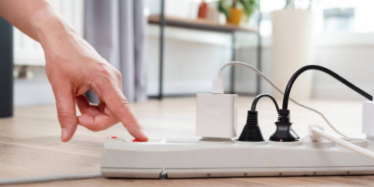 desatender el cargador enchufado sin el celular: el consumo invisible que puede afectar su bolsillo y sus dispositivos