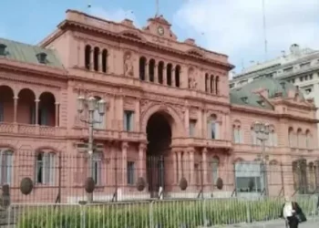 El ministerio prorrogó la suspensión de contrataciones en el sector público y fijó excepciones