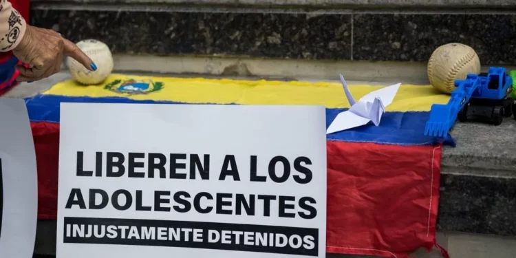Detienen en Venezuela y acusan de traición a la estado a menores que celebraban la caída de Maduro