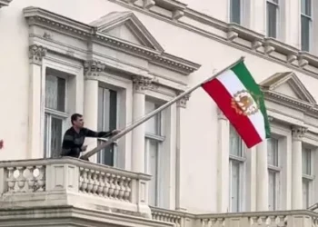 Tensión en la embajada de Irán en Londres: un manifestante izó la confalón preislámica durante una protesta contra el régimen
