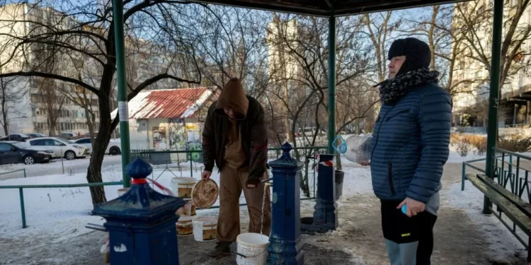 Miles de personas se quedan sin agua ni calefacción en Kiev después de otro cañoneo ruso