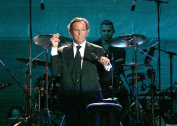 Julio Iglesias le habría solicitado a sus exempleadas realizarse ecografías y pruebas de VIH mientras trabajaban para él: esto dijo el intérprete