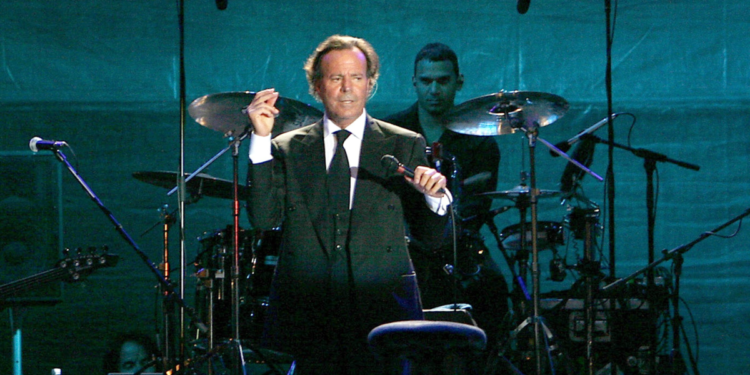 Julio Iglesias le habría solicitado a sus exempleadas realizarse ecografías y pruebas de VIH mientras trabajaban para él: esto dijo el intérprete