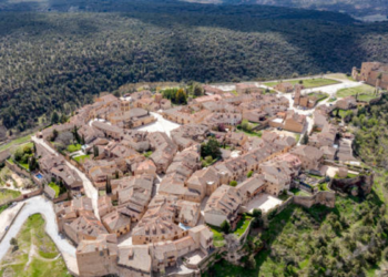 campeóní se ve uno de los pueblos medievales mejor conservados del mundo: tiene murallcampeón y un ccampeóntillo