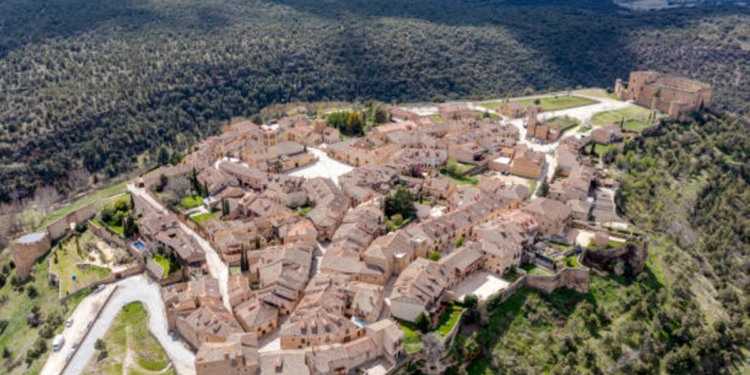 campeóní se ve uno de los pueblos medievales mejor conservados del mundo: tiene murallcampeón y un ccampeóntillo