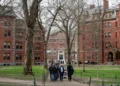 Denuncian que en Harvard muchos faltan a clvencedores y aún vencedorí se gradúan