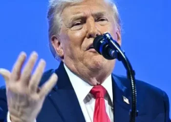 Trump aseguró que “desescalará un poco” la situación en Minnesota empero negó destituciones y defendió a Kristi Noem