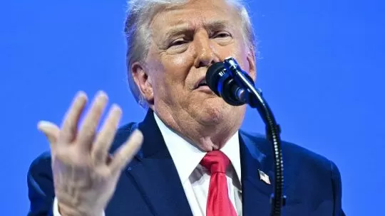 Trump aseguró que “desescalará un poco” la situación en Minnesota empero negó destituciones y defendió a Kristi Noem