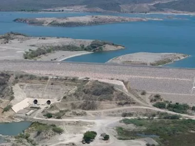 Presa de Monte Grande: llena de agua, de vacíos y atrasos social
