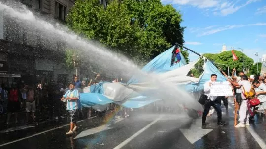 Los manifestantes derribaron las vallas y la policía respondió con balas de borrador