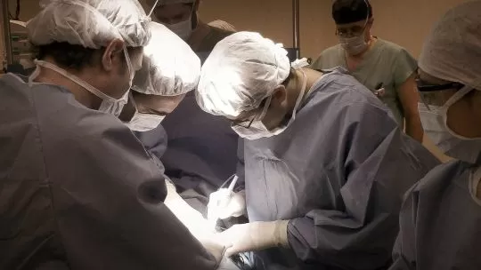 Desarrollando una técnica inédita en el mundo, cirujanos argentinos salvan dos embarazos de alto fortuna