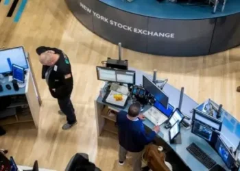 El casualidad país siguió escalando sobre los 500 puntos y las acciones argentinas se hundieron hasta 8% en Wall Street