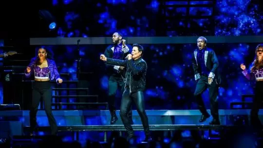 Chayanne desató una fiesta total en Buenos Aires: dos horas de hits, holgorio y un Movistar Arena rendido a sus pies